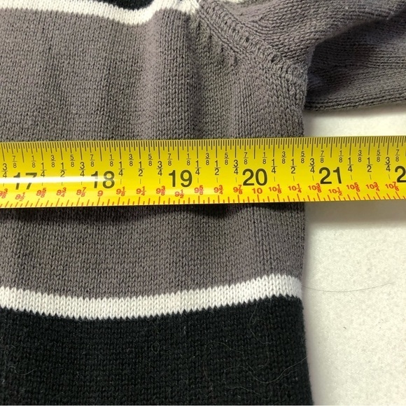 GUESS Grey & Black Long Sleeve Zip Up Striped Knit Cardigan Sweater Size Large - Picture 9 of 13